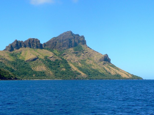 86- Les falaises rocheuses surplombant la cote ouest de Waya Island 